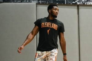 支持同城WNBA球队！米切尔训练上身同城女篮T恤