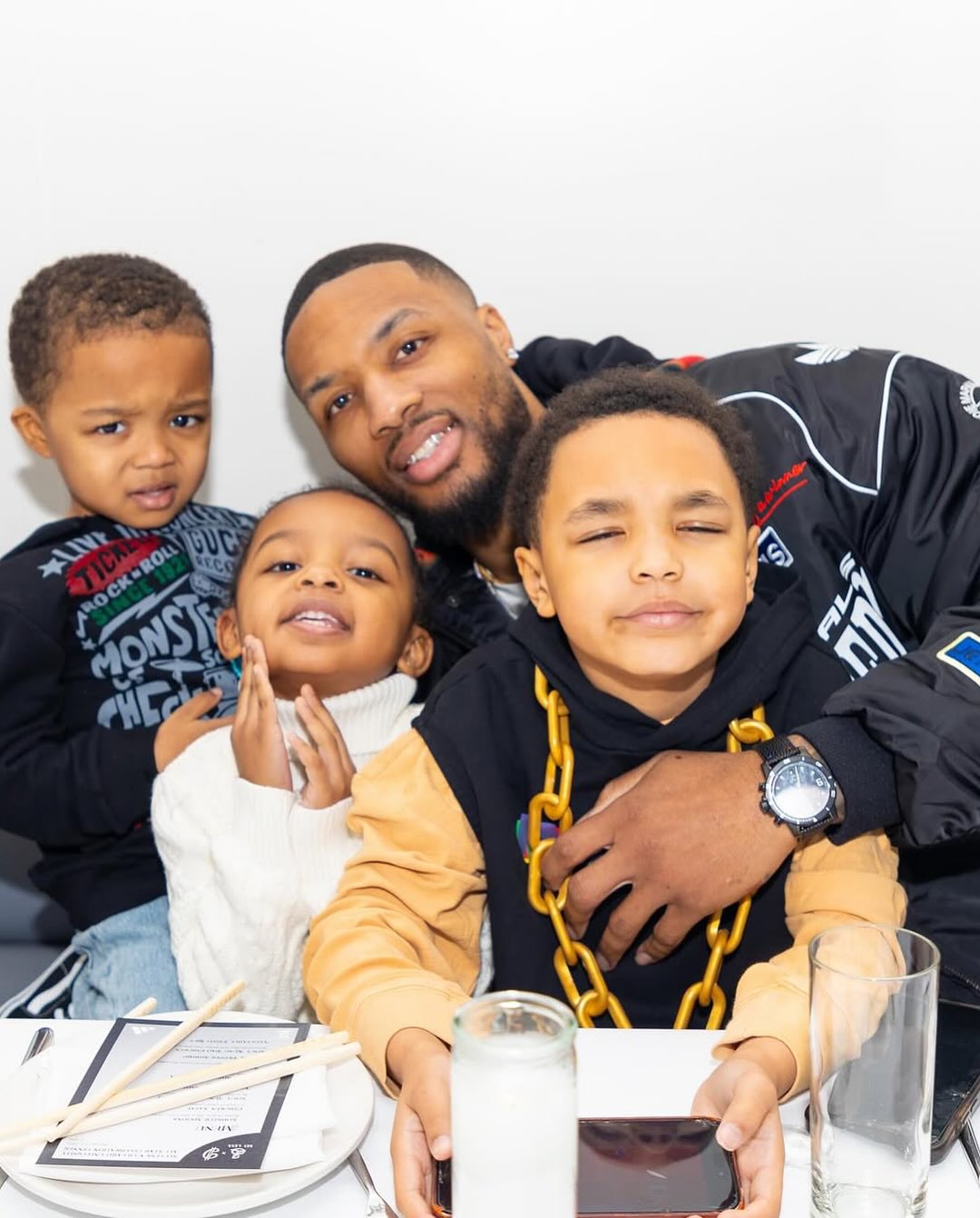 雄鹿不同意回家康复+陪伴孩子？🚨利拉德辟谣：他们批准了