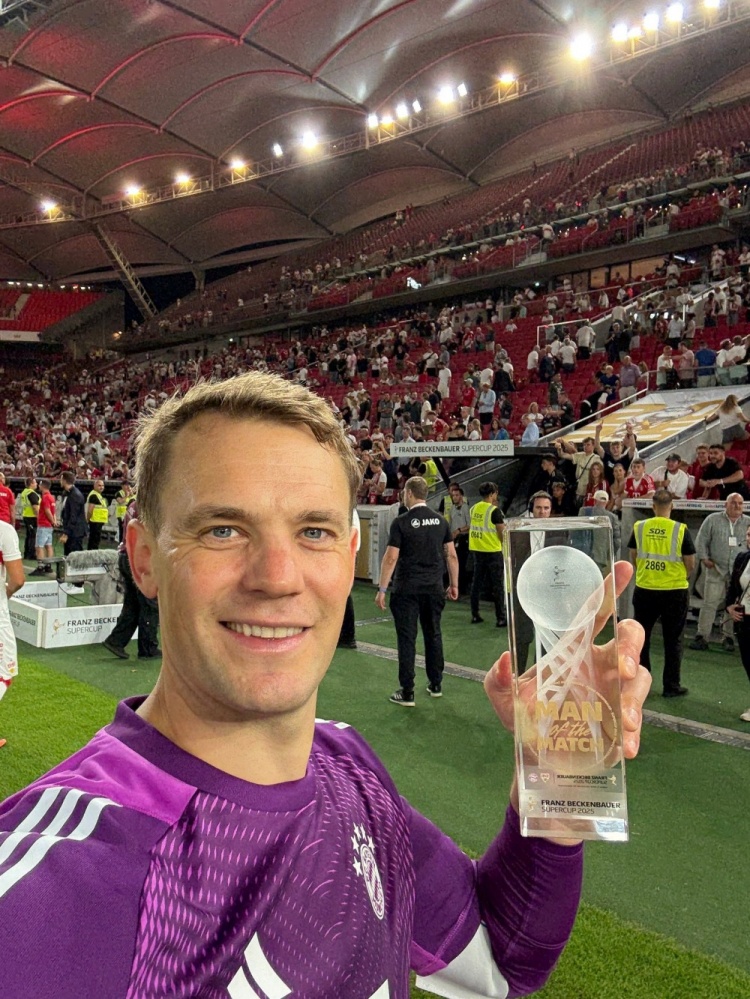 开云APP-依旧是那个门神！诺伊尔社媒晒全场最佳球员奖杯