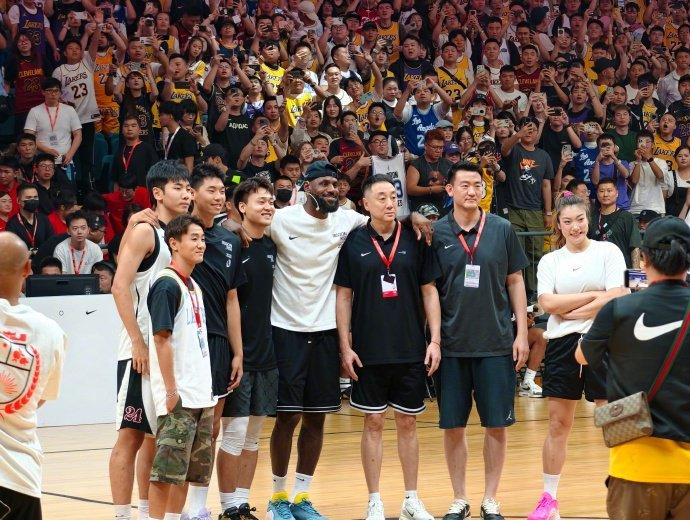 开云官网-詹姆斯中国行成都站，韦世豪也加入了合影队伍